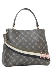 Grau strukturierte Handtasche mit einer gemusterten Oberfläche, einem oberen Griff und einem abnehmbaren Schulterriemen mit einem kontrastierenden Streifen und Text.