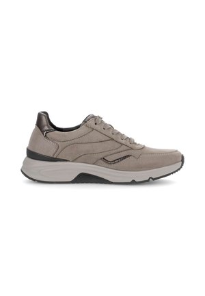 Grauer Wildleder-Sneaker mit metallischen Akzenten, dicker weißer und schwarzer Sohle, Schnürverschluss, von der Seite auf weißem Hintergrund betrachtet.