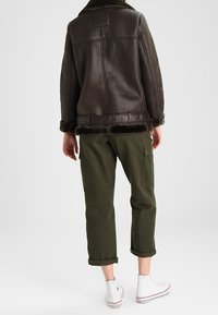 Jennyfer Jacka i konstläder - khaki
