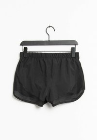 Svarta sportshorts med elastisk midja. Har sidopaneler i mesh och en lätt, slät tygstruktur. Hänger på en svart klädhängare.