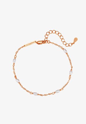 Pulsera de oro rosado con diseño de cadena enlaces, intercalada con pequeñas perlas blancas irregulares y un cierre con una etiqueta grabada.