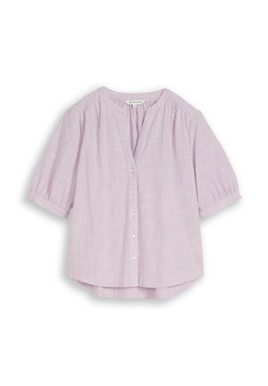 Blouse violette claire à manches courtes avec un motif à carreaux subtil, fermeture boutonnée devant, col rond, manches et épaules légèrement froncées.