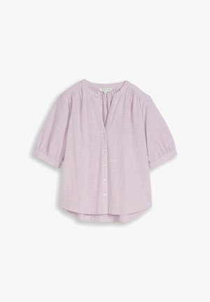 Blouse violette claire à manches courtes avec un motif à carreaux subtil, fermeture boutonnée devant, col rond, manches et épaules légèrement froncées.