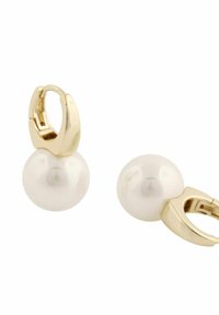 Guld-färgade ringörhängen med stora, blanka vita pärlor hängande nedtill, vilket framhäver den släta texturen och den klassiska designen.