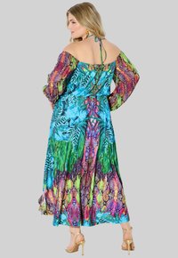 Robe maxi colorée arborant un imprimé tropical vibrant avec des bleus, des verts, des roses et des violets. Longues manches bouffantes et détail de lien au dos.