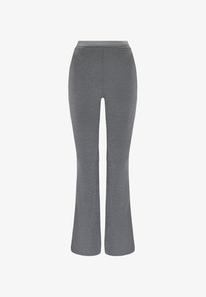 Szare rozszerzane spodnie wykonane z miękkiego materiału, z wysokim stanem, o gładkiej fakturze i bez widocznych wzorów czy akcentów.