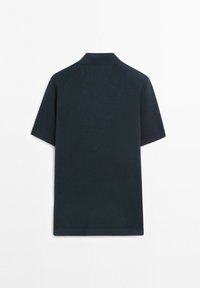 Polo blu navy scuro a maniche corte con orlo dritto, vista da dietro su sfondo bianco.