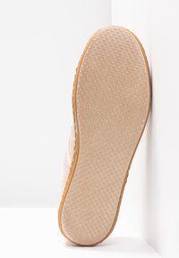 TOMS Chaussures à lacets - beige