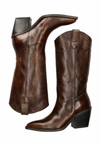 Bottes de cowboy en cuir marron avec un embout pointu et un talon empilé, présentant des coutures décoratives et des détails perforés le long de la tige.