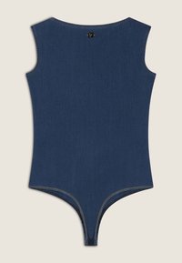 Bodysuit de mezclilla en azul oscuro, diseño sin mangas con cuello redondo. Presenta costuras visibles y una etiqueta con logo en la parte posterior.