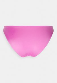 Parte de baixo de biquíni rosa feita de tecido suave com um design sem emendas. Apresenta um corte baixo e uma parte traseira ligeiramente arredondada.