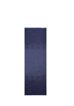 Longue écharpe rectangulaire bleu marine avec un motif jacquard floral subtil et des bords effilochés.