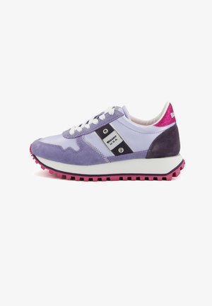 Lila Wildleder- und Leder-Sneaker mit weißen Schnürsenkeln, schwarzen Akzenten und einer pinken Gummisohle. Mit einem Logo-Label an der Seite.