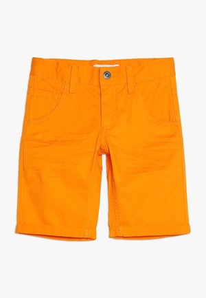 Shorts orange vif jusqu’aux genoux avec poches avant, passants de ceinture et fermeture par bouton sur fond blanc.