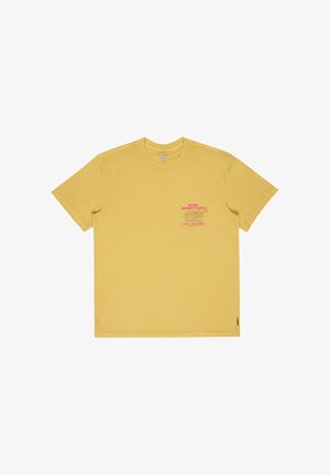 Camiseta amarilla de manga corta con un pequeño texto y gráfico en rosa que dice "¿Adicción al surf? Llama al 1-800-Bong" en el área del pecho izquierdo.