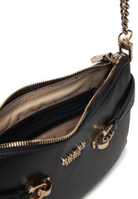 Borsa a tracolla nera in pelle con accessori dorati, che mostra un interno con zip. Foderata in tessuto beige, presenta più scomparti e tasche.