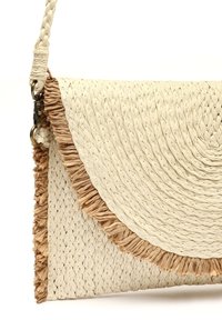 Torba od pletene slame s kružnim dizajnom i resastim rubom u prirodnim i svijetlosmeštim tonovima. Uključuje pleteni remen i metalne dijelove.
