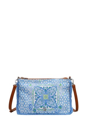 Borsa a tracolla blu con motivo floreale, tracolla in pelle marrone, chiusura a zip e bordi in tessuto testurizzato. Accenti decorativi blu e verdi.