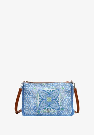 Borsa a tracolla blu con motivo floreale, tracolla in pelle marrone, chiusura a zip e bordi in tessuto testurizzato. Accenti decorativi blu e verdi.
