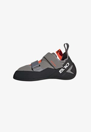 Scarpa da arrampicata con tomaia grigia, suola in gomma nera e dettagli arancioni. Presenta cinturini in Velcro regolabili per una vestibilità sicura e una punta rinforzata.