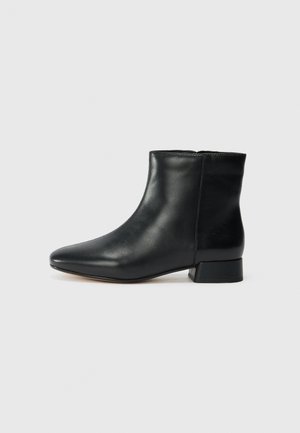 Sorte lær ankle boots med spiss tå, lav blokkhæl, jevn tekstur, og uten synlige lukkinger eller utsmykninger.