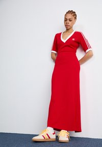 adidas Originals DRESS - Vestito lungo - better scarlet