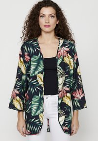 Kvetovaný kimono kabát s zeleno-růžovými listovými vzory na černém pozadí, lehký materiál, otevřený přední díl a rukávy o délce 3/4.