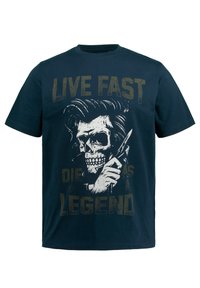 Mörkblå bomullströja med en grafik av ett skalle med långt hår som håller i saxar, texten "LEVA SNABBT DÖ SOM EN LEGEND" i sliten guld.