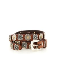 Cintura in pelle marrone con borchie decorative a forma di fiore in argento, una fibbia argentata e una finitura testurizzata. Gli accenti includono decorazioni di colore dorato.