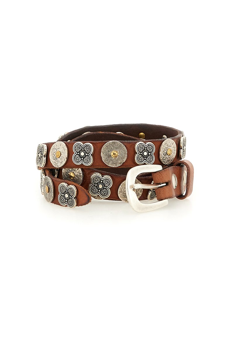 Cintura in pelle marrone con borchie decorative a forma di fiore in argento, una fibbia argentata e una finitura testurizzata. Gli accenti includono decorazioni di colore dorato.