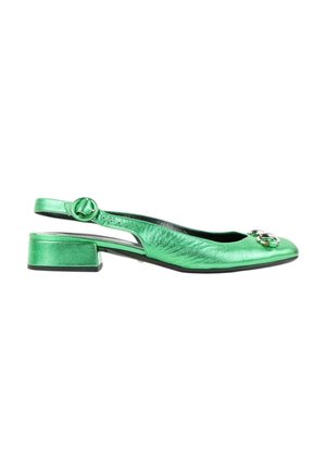 Groene metallic slingback schoen met lage blokhak en zilveren gespsluiting vooraan, zijaanzicht op witte achtergrond.