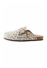 Zoccoli con stampa leopardata su base beige, caratterizzati da un dettaglio con fibbia, suola in sughero e superficie texture. Design piatto per comfort e facilità.