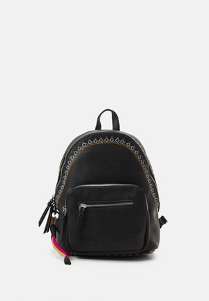 Schwarzer Leder-Rucksack mit einem bunten geometrischen bestickten Muster, einer vorderen Reißverschlusstasche und doppelten seitlichen Reißverschlussakzenten.