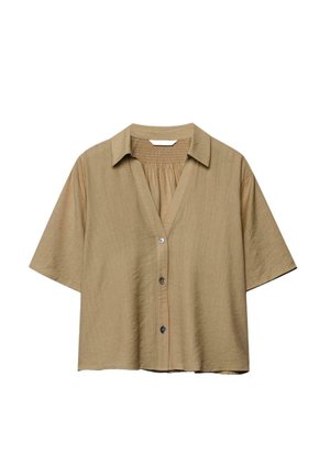Beige blouse met korte mouwen, kraag, drie knopen aan de voorkant en geplooide details aan de bovenkant van de achterkant.