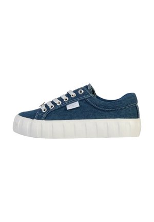 Sneaker in denim con suola in gomma bianca flessibile, allacciatura frontale, occhielli in argento e cuciture a contrasto; presenta una punta arrotondata e un profilo basso.