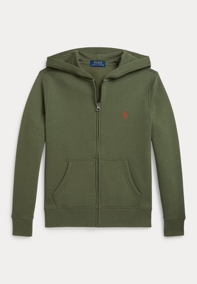 Zeleno zip-hoodie iz mehkega bombaža. Ima kenguru žep, rebraste manšete in majhen rdeč logotip na levem prsnem delu.