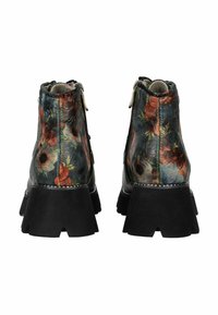 Une paire de bottines noires avec des semelles épaisses et un motif floral coloré sur le cuir, vue de l'arrière.