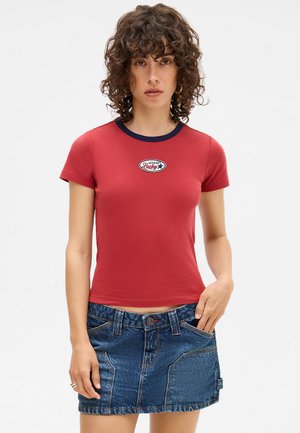 GET LUCKY BADGE BABY TEE - Print T-shirt - red