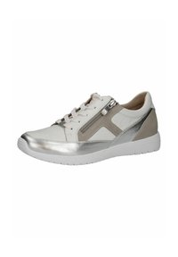 Calzature con tomaia in pelle bianca e dettagli in metallo argentato, tacco in suede beige e zip laterale.