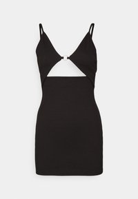 Vestido preto sem mangas com um design recortado, apresentando um detalhe metálico circular no peito, feito de material canelado.