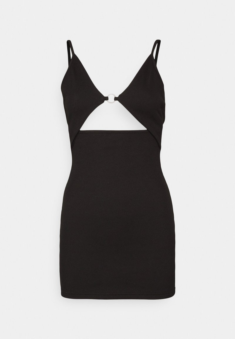 Vestido preto sem mangas com um design recortado, apresentando um detalhe metálico circular no peito, feito de material canelado.