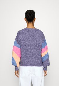 Vero Moda Petite VMDOFFY ART O NECK - Trui - astral aura/beacoup blue/tangerine/fuchsia purple