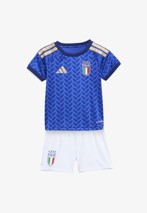 Blåt fodbolduniform med en mønstret trøje med gyldne accenter og et Italiens våbenskjold, kombineret med hvide shorts med våbenskjoldet.