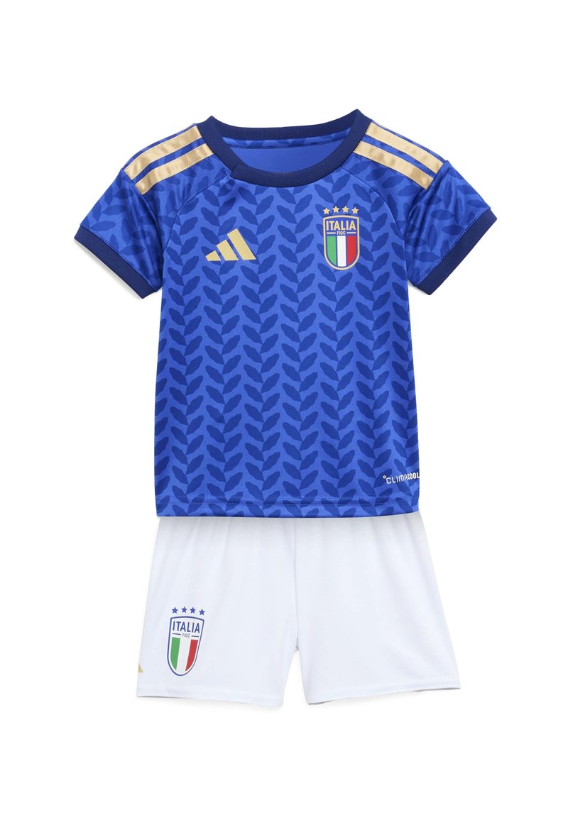 Uniforme de fútbol azul con camiseta estampada con detalles dorados y escudo de Italia, combinado con pantalones cortos blancos que muestran el escudo.