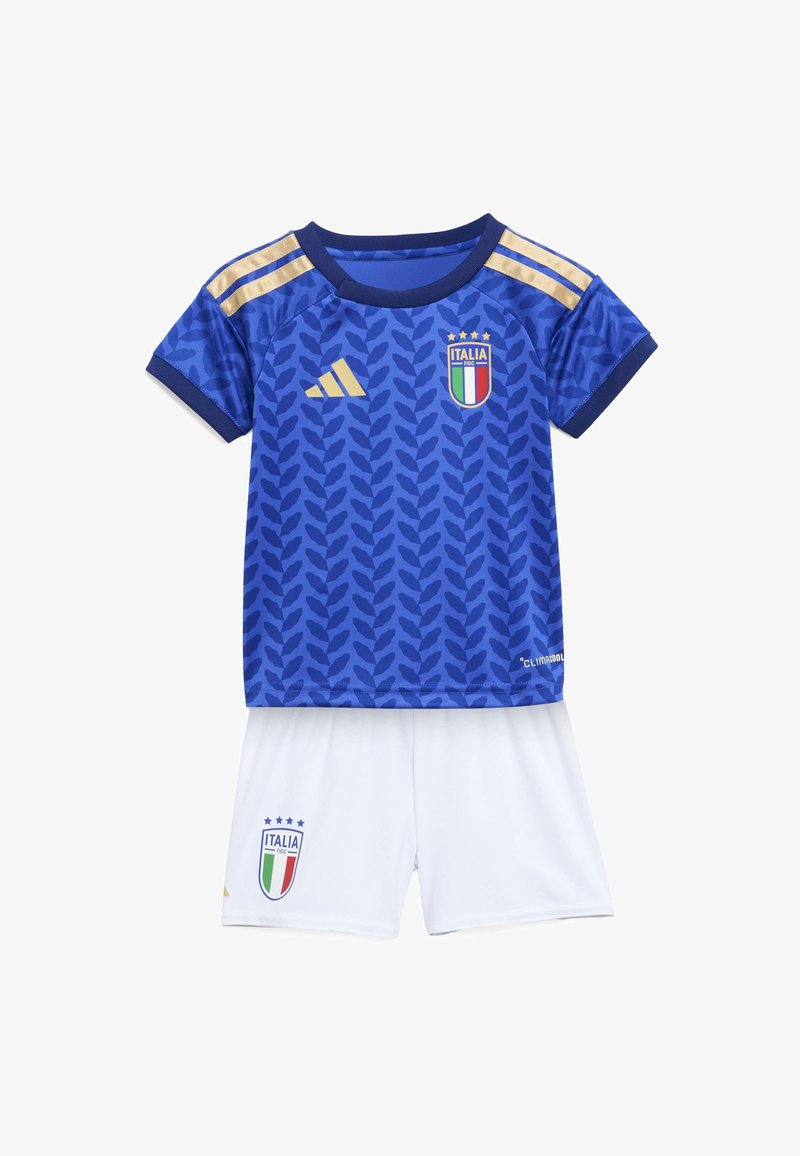 Uniforme de fútbol azul con camiseta estampada con detalles dorados y escudo de Italia, combinado con pantalones cortos blancos que muestran el escudo.