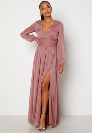 Lang mauve jurk met een diepe V-hals, lange pofmouwen en een hoge zijsplit. Gemaakt van een gladde stof met een strakke taille.