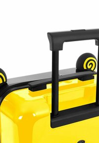 Valigia rigida gialla con finitura lucida, dotata di manico telescopico nero e caratteristiche accentuate circolari uniche nella parte superiore.