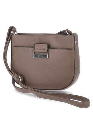 Bolso bandolera de cuero marrón con detalle de hebilla plateada y correa ajustable, textura lisa, bordes inferiores redondeados.