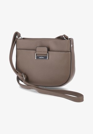 Bolso bandolera de cuero marrón con detalle de hebilla plateada y correa ajustable, textura lisa, bordes inferiores redondeados.
