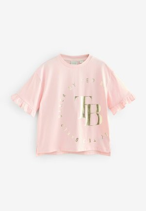 T-shirt rosa a maniche corte con scollo rotondo, maniche volant e logo stampato in oro metallizzato con le iniziali "TB" al centro.